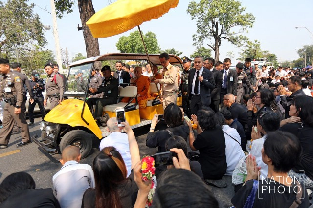 ภาพชุด "สมเด็จพระสังฆราช" เสด็จออกจากพระอุโบสถโดยประทับรถกอล์ฟ