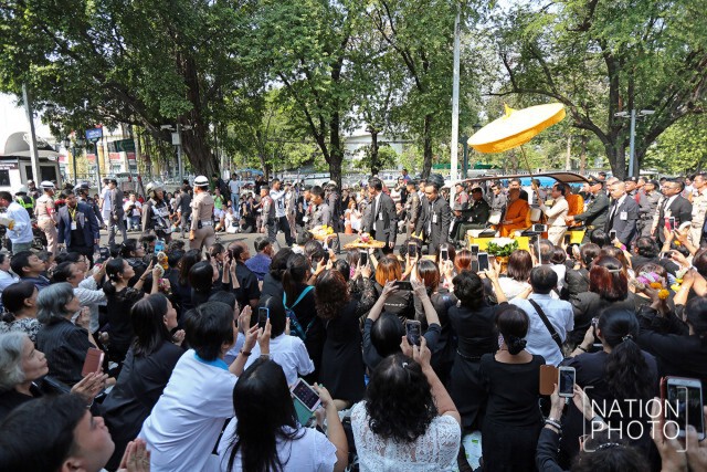 สมเด็จพระสังฆราช' 
เสด็จออกรับถวายเครื่องสักการะกลางท้องถนน !!!