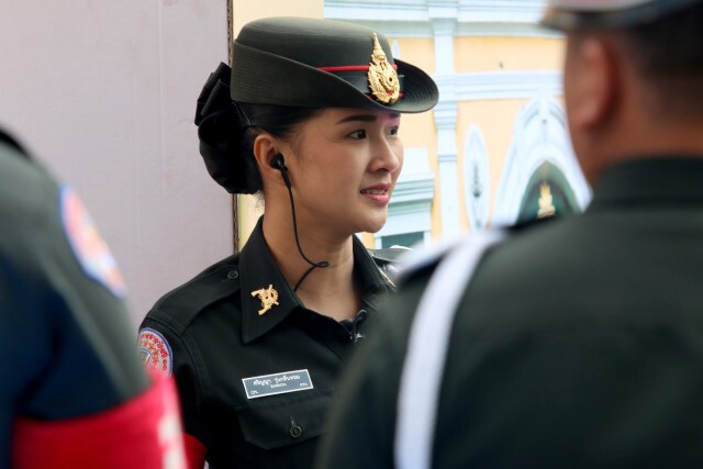ประชาชนแห่ชมงาน ใต้ร่มพระบารมีฯ