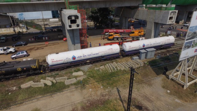 รถไฟบรรทุกวัตถุไวไฟตกราง! หน้าวัดเสมียนนารี จนท.เร่งกู้