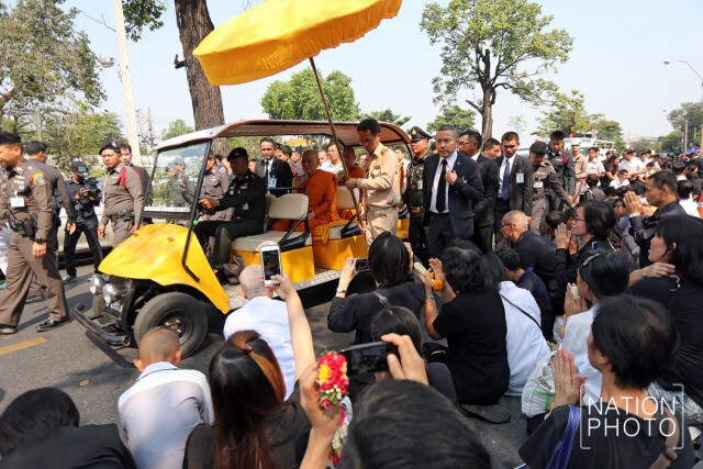 สมเด็จพระสังฆราช' 
เสด็จออกรับถวายเครื่องสักการะกลางท้องถนน !!!