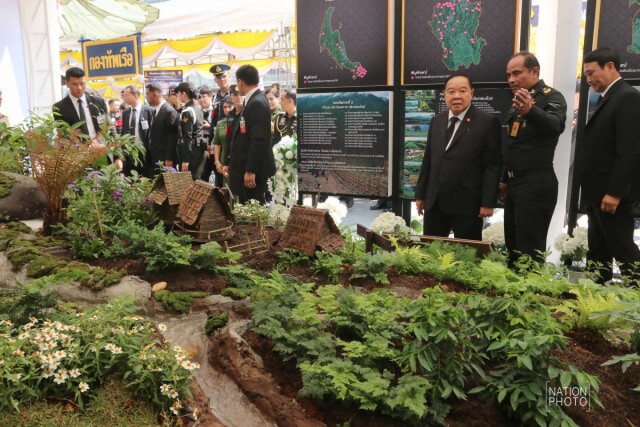 ประชาชนแห่ชมงาน ใต้ร่มพระบารมีฯ