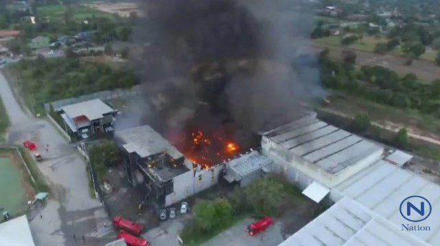 เพลิงไหม้โรงงานน้ำหอม จ.นครนายก ยังคุมเพลิงไม่ได้