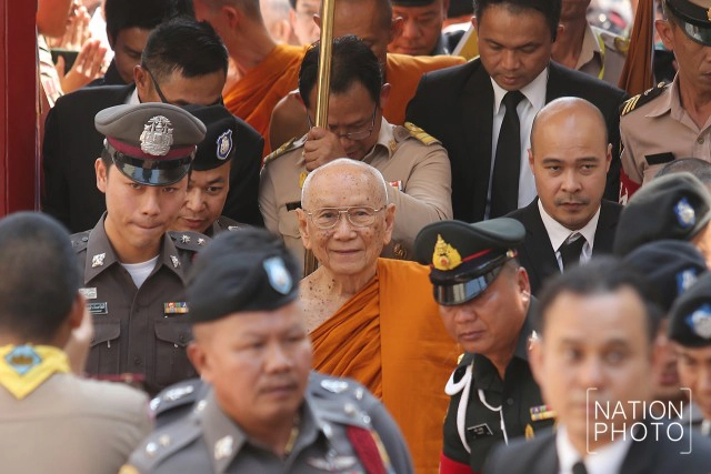 ภาพชุด "สมเด็จพระสังฆราช" เสด็จออกจากพระอุโบสถโดยประทับรถกอล์ฟ