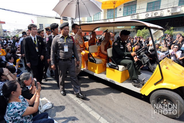 สมเด็จพระสังฆราช' 
เสด็จออกรับถวายเครื่องสักการะกลางท้องถนน !!!