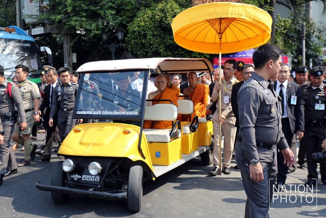ภาพชุด "สมเด็จพระสังฆราช" เสด็จออกจากพระอุโบสถโดยประทับรถกอล์ฟ