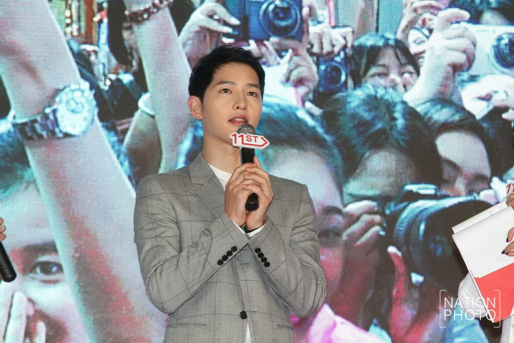 ห้างแทบแตก!
แฟนคลับกรี๊ดสนั่น ต้อนรับ "ซงจุงกิ" ห้างแทบแตก!
แฟนคลับกรี๊ดสนั่น ต้อนรับ "ซงจุงกิ"