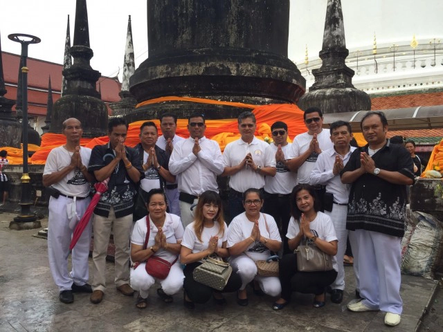 แรลลี่แห่ผ้าขึ้นธาตุ เรียบง่าย สุขใจสำหรับนักบุญ