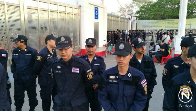 ประตู 6 เจ้าหน้าที่กว่า 200 นายตั้งแนวตรึงกำลัง-ไม่ให้บุคคลเข้าภายในวัด