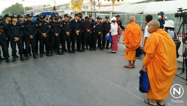 ประตู 6 เจ้าหน้าที่กว่า 200 นายตั้งแนวตรึงกำลัง-ไม่ให้บุคคลเข้าภายในวัด