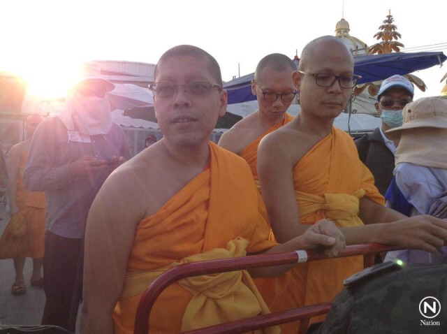 พระลูกวัดธรรมกาย ปัดตอบ "ธัมมชโย" ยังอยู่ในวัดหรือไม่?
