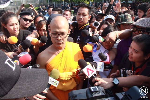 พระลูกวัดธรรมกาย ปัดตอบ "ธัมมชโย" ยังอยู่ในวัดหรือไม่?