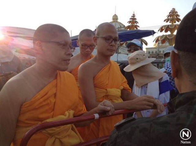 พระลูกวัดธรรมกาย ปัดตอบ "ธัมมชโย" ยังอยู่ในวัดหรือไม่?
