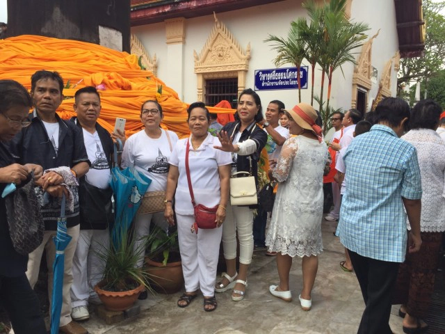 แรลลี่แห่ผ้าขึ้นธาตุ เรียบง่าย สุขใจสำหรับนักบุญ