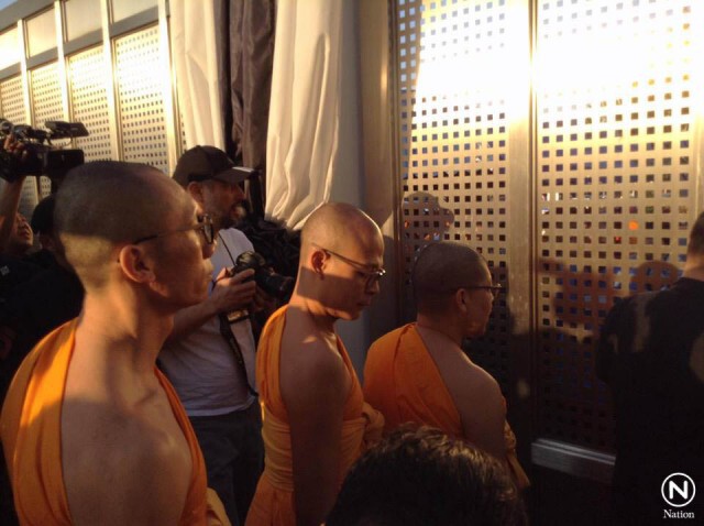 พระลูกวัดธรรมกาย ปัดตอบ "ธัมมชโย" ยังอยู่ในวัดหรือไม่?
