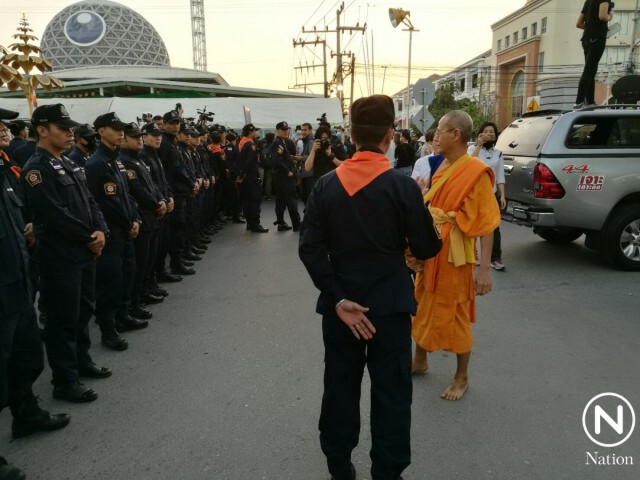 ประตู 6 เจ้าหน้าที่กว่า 200 นายตั้งแนวตรึงกำลัง-ไม่ให้บุคคลเข้าภายในวัด