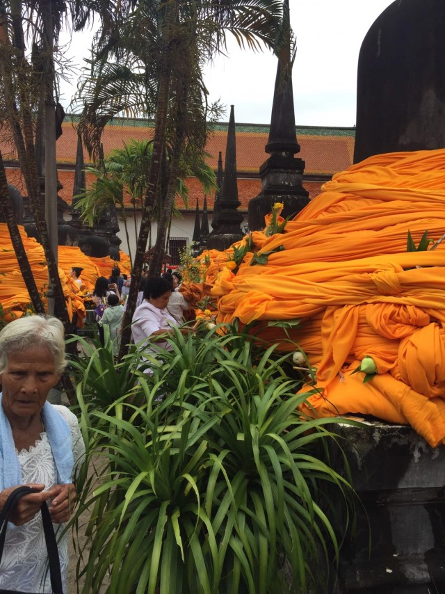 แรลลี่แห่ผ้าขึ้นธาตุ เรียบง่าย สุขใจสำหรับนักบุญ