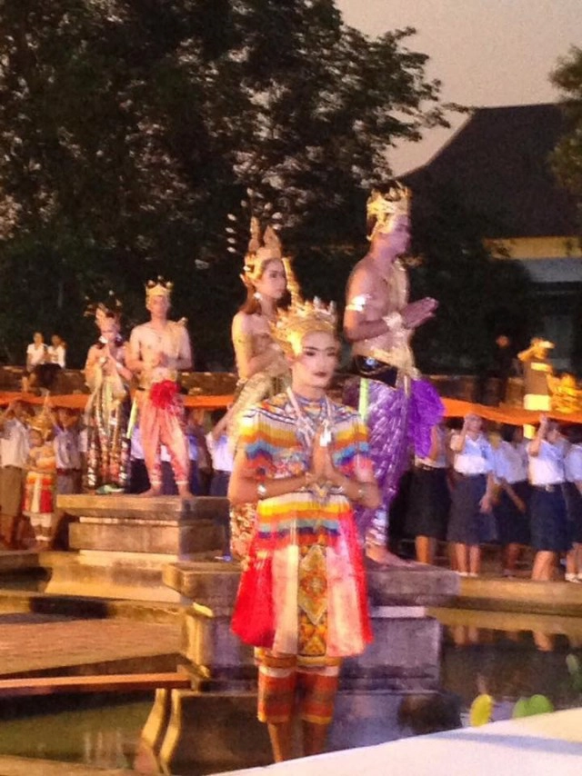 แรลลี่แห่ผ้าขึ้นธาตุ เรียบง่าย สุขใจสำหรับนักบุญ