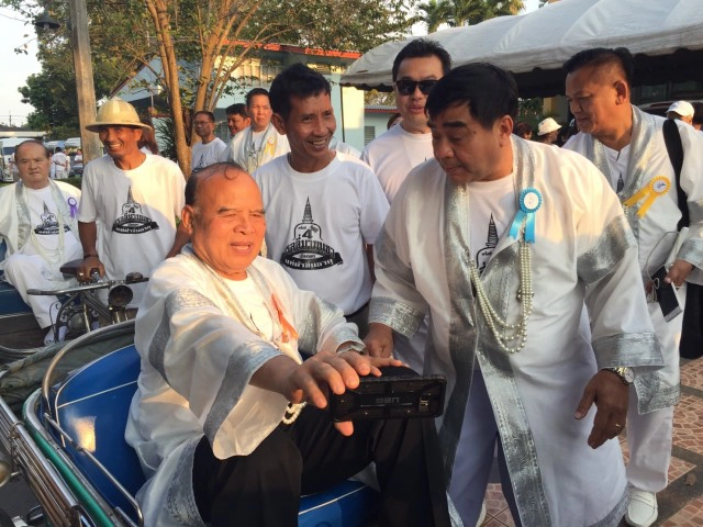 แรลลี่แห่ผ้าขึ้นธาตุ เรียบง่าย สุขใจสำหรับนักบุญ