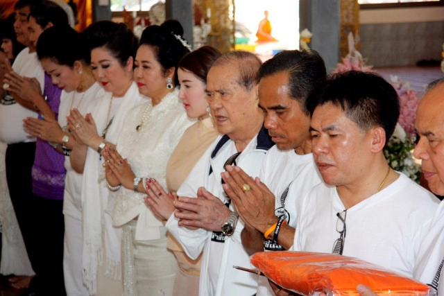 แรลลี่แห่ผ้าขึ้นธาตุ เรียบง่าย สุขใจสำหรับนักบุญ