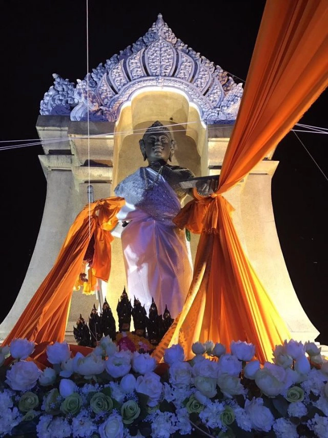 แรลลี่แห่ผ้าขึ้นธาตุ เรียบง่าย สุขใจสำหรับนักบุญ