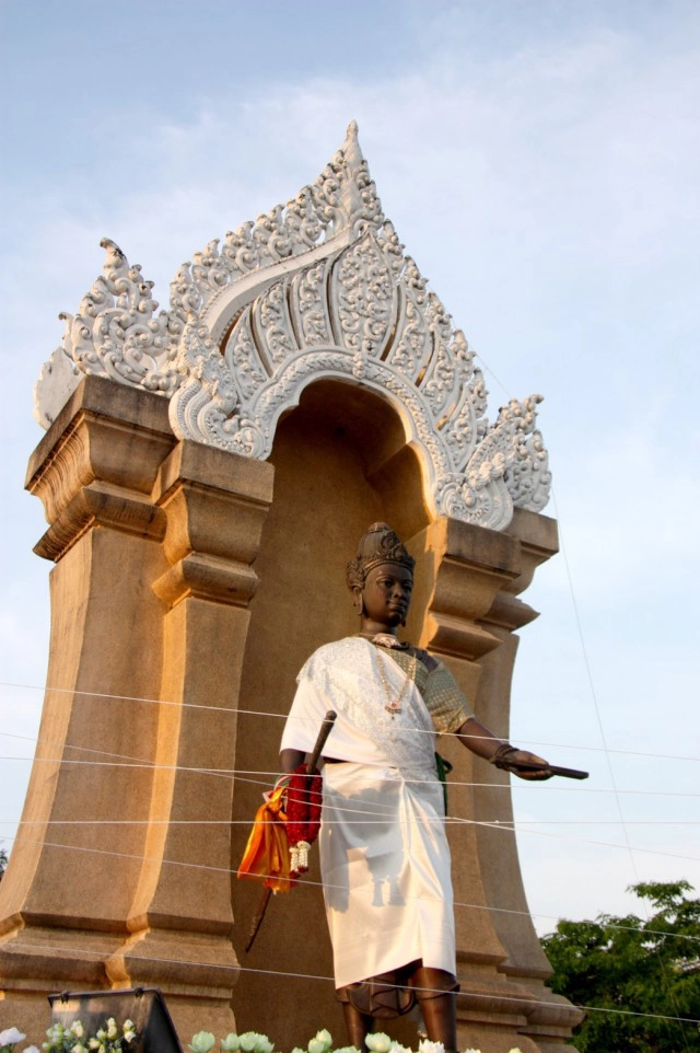 แรลลี่แห่ผ้าขึ้นธาตุ เรียบง่าย สุขใจสำหรับนักบุญ