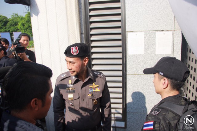 รอง ผบช.ภ.1 เจรจา จนท.วัดธรรมกาย ขอเปิดประตูวัด