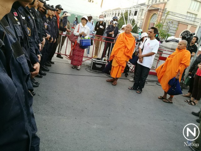 ประตู 6 เจ้าหน้าที่กว่า 200 นายตั้งแนวตรึงกำลัง-ไม่ให้บุคคลเข้าภายในวัด