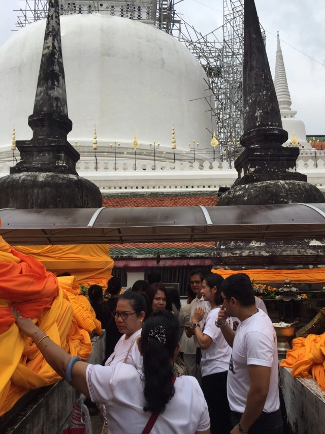 แรลลี่แห่ผ้าขึ้นธาตุ เรียบง่าย สุขใจสำหรับนักบุญ