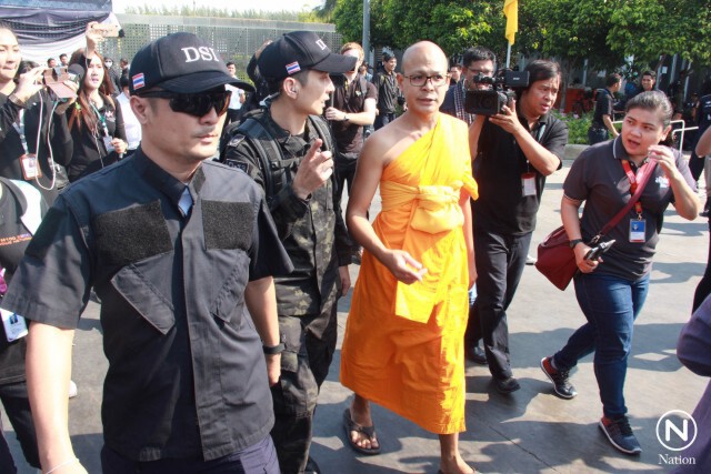 พระลูกวัดธรรมกาย ปัดตอบ "ธัมมชโย" ยังอยู่ในวัดหรือไม่?