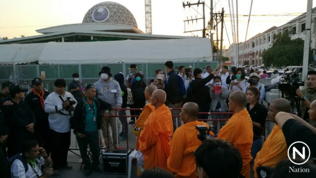 ประตู 6 เจ้าหน้าที่กว่า 200 นายตั้งแนวตรึงกำลัง-ไม่ให้บุคคลเข้าภายในวัด