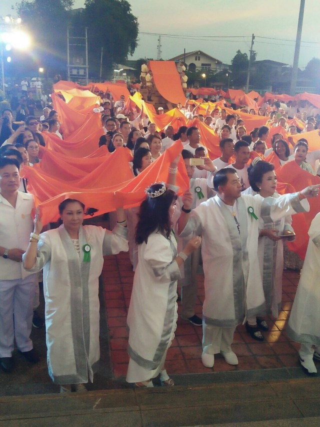 แรลลี่แห่ผ้าขึ้นธาตุ เรียบง่าย สุขใจสำหรับนักบุญ