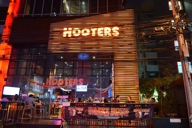  อร่อยปักหมุด : Hooters ร้านอาหารและเครื่องดื่มสไตล์อเมริกัน สุขุมวิท 15