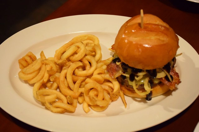  อร่อยปักหมุด : Hooters ร้านอาหารและเครื่องดื่มสไตล์อเมริกัน สุขุมวิท 15