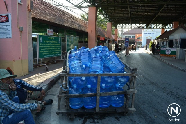 เขมรซื้อน้ำไทยวันละหมื่นขวด ตุนรับแล้ง