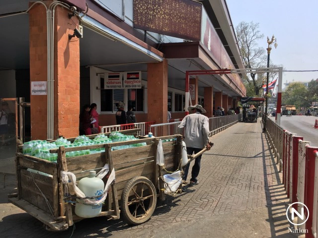 เขมรซื้อน้ำไทยวันละหมื่นขวด ตุนรับแล้ง