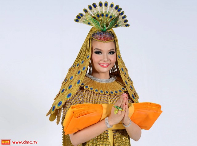 "ศศินา" กับชุดมหาลดาปสาธน์
มูลค่าหลายพันล้านบาท!
ผู้ที่จะใส่ชุดนี้ได้ต้องมีทรัพย์มาก-มีบุญมาก