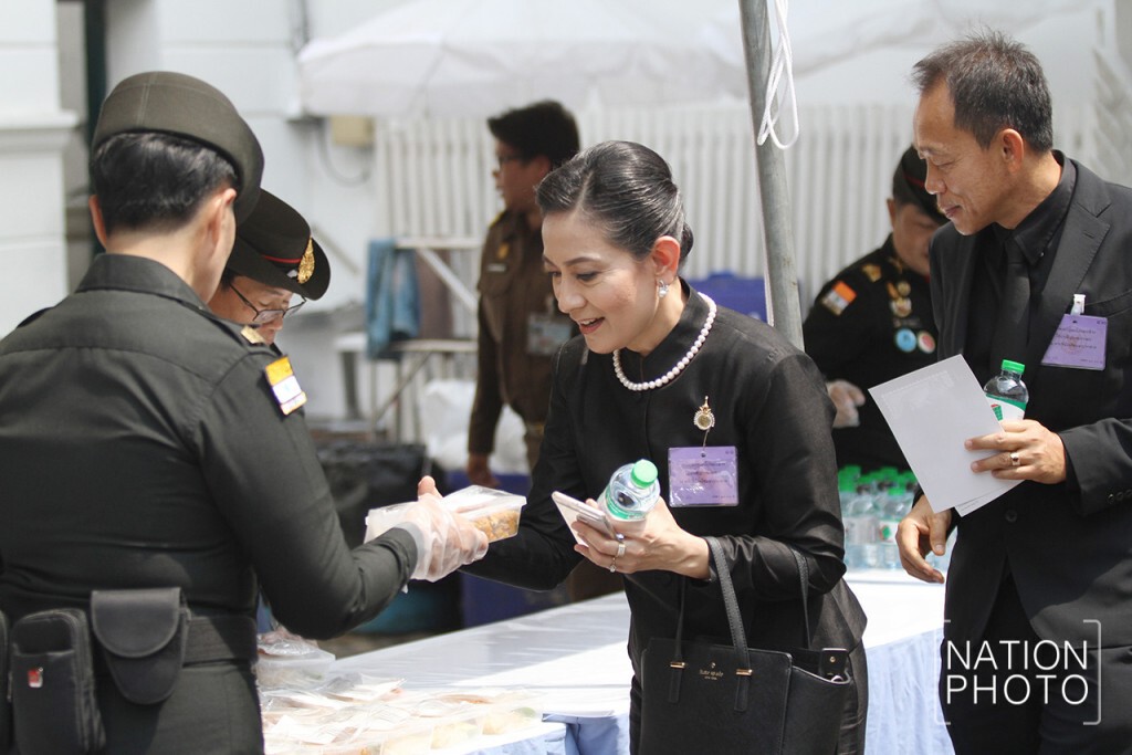 สมเด็จพระเจ้าอยู่หัว พระราชทานอาหารแก่ประชาชนที่ไปกราบพระบรมศพฯ สมเด็จพระเจ้าอยู่หัว พระราชทานอาหารแก่ประชาชนที่ไปกราบพระบรมศพฯ