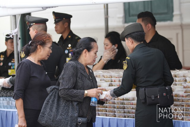สมเด็จพระเจ้าอยู่หัว พระราชทานอาหารแก่ประชาชนที่ไปกราบพระบรมศพฯ