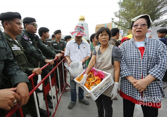 แม่ค้า-พ่อค้า ศูนย์อาหารเมืองแก้วมณี ร้องให้เจ้าหน้าที่เปิดทางเข้าออก