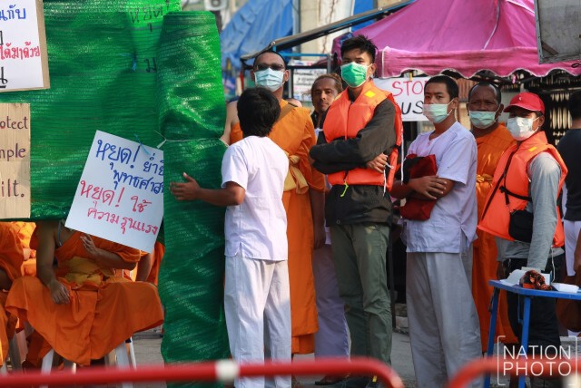 พระ-ศิษย์ธรรมกาย ปักหลักสวดมนต์ ไม่เอา ม.44