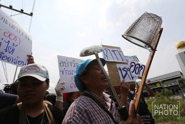 แม่ค้า-พ่อค้า ศูนย์อาหารเมืองแก้วมณี ร้องให้เจ้าหน้าที่เปิดทางเข้าออก