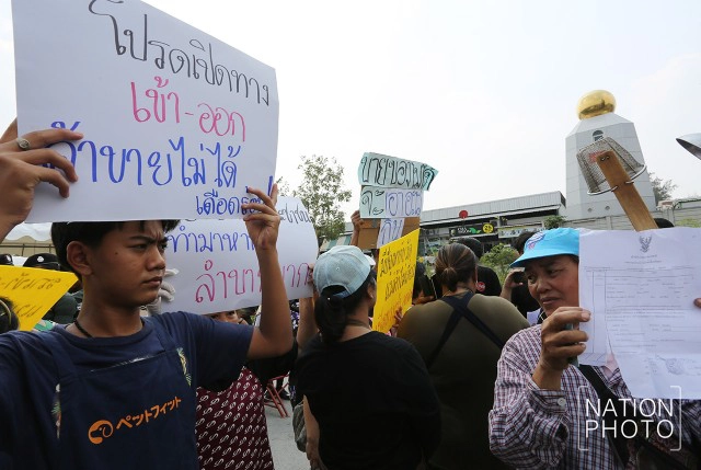 แม่ค้า-พ่อค้า ศูนย์อาหารเมืองแก้วมณี ร้องให้เจ้าหน้าที่เปิดทางเข้าออก