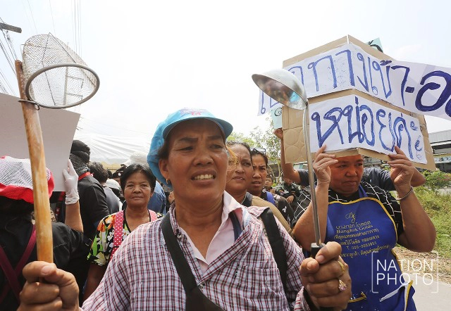 แม่ค้า-พ่อค้า ศูนย์อาหารเมืองแก้วมณี ร้องให้เจ้าหน้าที่เปิดทางเข้าออก