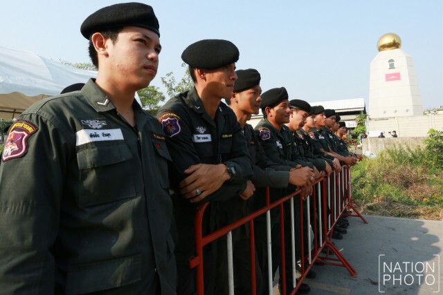 พระ-ศิษย์ธรรมกาย ปักหลักสวดมนต์ ไม่เอา ม.44