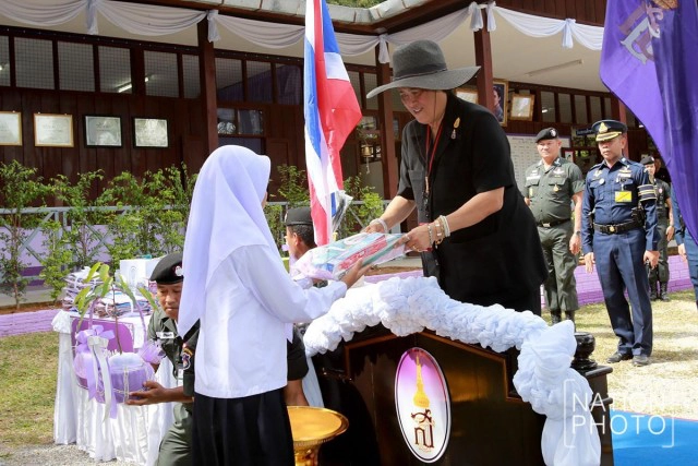 สมเด็จพระเทพฯ เสด็จเยี่ยมรร.ตชด.ยะลา