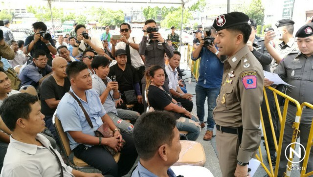 191 สนธิกำลังตำรวจท่องเที่ยว กทม. จับแท็กซี่ สามล้อ จยย.รับจ้าง กระทำความผิด 75 ราย
