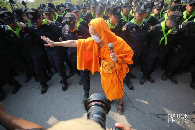 "เขาว่ามึงทำตัวเป็นผู้วิเศษ?"