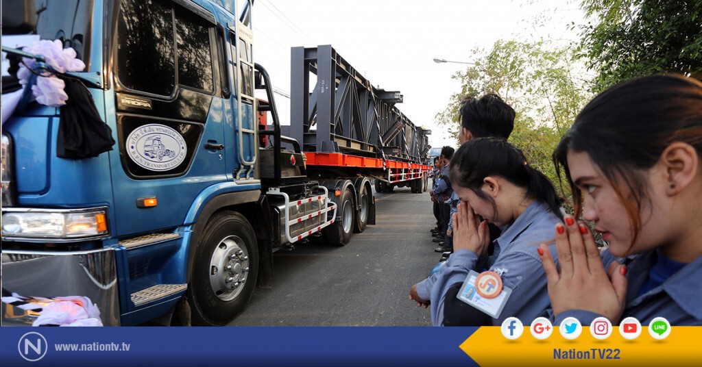 เคลื่อนขบวนรถบรรทุก
เสาประกอบพระเมรุมาศสู่ท้องสนามหลวง