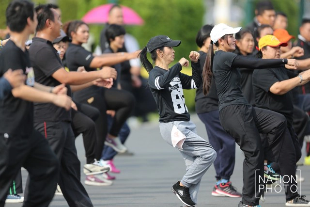 นายกฯ ติดงานช่วงเย็น ยืนดูข้าราชการออกกำลังกายประจำสัปดาห์